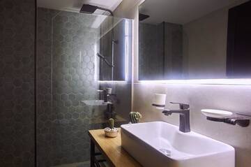 Фото номера Номер с кроватью размера «queen-size» и балконом Отель Green Boutique Hotel г. Тбилиси 11