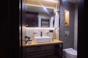 Фото номера Номер с кроватью размера «queen-size» и балконом Отель Green Boutique Hotel г. Тбилиси 12
