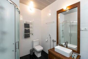 Фото Дома для отпуска ❂Light and Luxurious 2BR Home + Balcony in the City Center❂ г. Тбилиси 3
