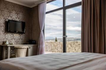 Фото номера Семейный номер с террасой Отель Hotel Day Inn г. Тбилиси 3
