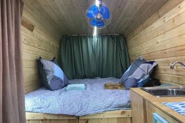 Фото номера Дом с 1 спальней Дома для отпуска Campervan г. Тбилиси 15