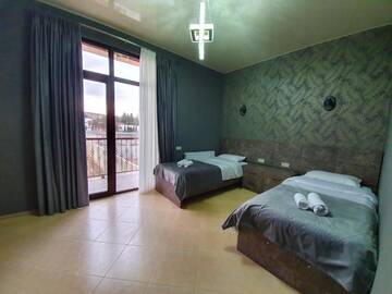 Фото номера Двухместный номер с 2 отдельными кроватями и балконом Отель Tbilisi Sea Hotel г. Тбилиси 7