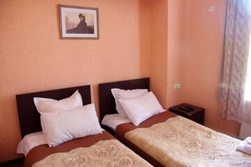 Фото номера Стандартный двухместный номер с 2 отдельными кроватями Отель Hotel Shalimar г. Тбилиси 2