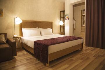 Фото номера Двухместный номер Делюкс с 1 кроватью и балконом Отель Ornament Boutique Hotel г. Тбилиси 2