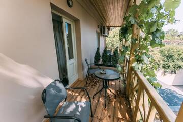 Фото номера Двухместный номер с 1 кроватью и балконом Гостевой дом Atoneli Apartment hotel г. Тбилиси 4