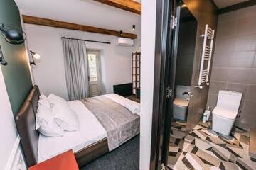 Фото номера Двухместный номер с 1 кроватью и балконом Гостевой дом Atoneli Apartment hotel г. Тбилиси 2