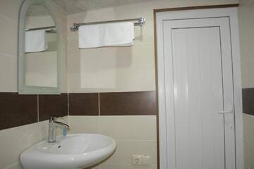 Фото номера Двухместный номер Делюкс с 1 кроватью и ванной Хостелы ASU HOSTEL TBILISI г. Тбилиси 7