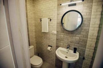Фото номера Двухместный номер с 1 кроватью и балконом Гостевой дом Veronika Home Tbilisi г. Тбилиси 9