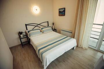 Фото номера Двухместный номер с 1 кроватью и балконом Гостевой дом Veronika Home Tbilisi г. Тбилиси 3