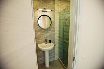 Фото номера Двухместный номер с 1 кроватью и балконом Гостевой дом Veronika Home Tbilisi г. Тбилиси 8