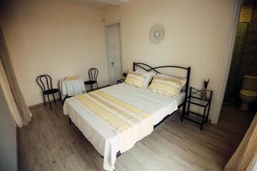 Фото номера Двухместный номер с 1 кроватью и балконом Гостевой дом Veronika Home Tbilisi г. Тбилиси 6