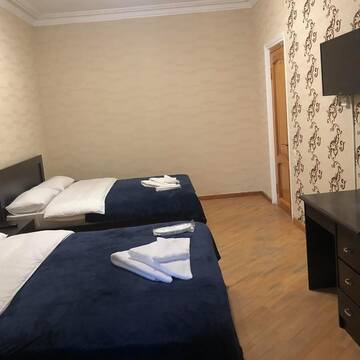 Фото номера Двухместный номер с 2 двуспальными кроватями Гостевой дом 4 SEASONS HOTEL г. Тбилиси 6