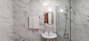 Фото номера Улучшенный семейный номер Отель Hotel DAKE Didube г. Тбилиси 7