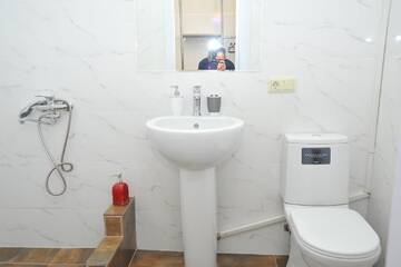 Фото номера Двухместный номер с 2 отдельными кроватями и балконом Отель Brickwall Tbilisi г. Тбилиси 11