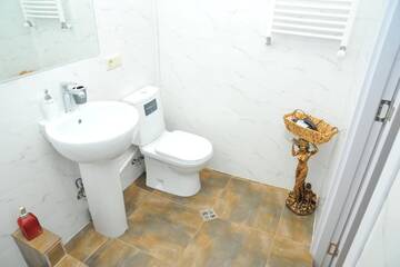 Фото номера Стандартный номер с кроватью размера &quot;queen-size&quot; Отель Brickwall Tbilisi г. Тбилиси 6