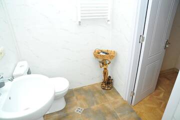 Фото номера Двухместный номер с 2 отдельными кроватями и балконом Отель Brickwall Tbilisi г. Тбилиси 10