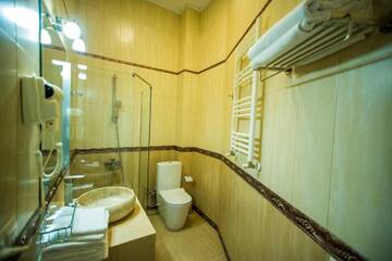 Фото номера Двухместный номер Делюкс с 2 отдельными кроватями Отель Royal Hotel г. Тбилиси 5