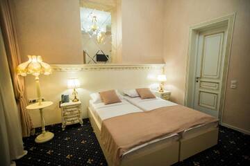 Фото номера Двухместный номер Делюкс с 2 отдельными кроватями Отель Royal Hotel г. Тбилиси 4
