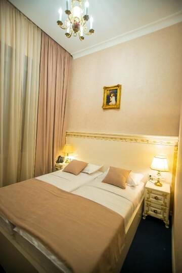 Фото номера Двухместный номер с 2 отдельными кроватями Отель Royal Hotel г. Тбилиси 7
