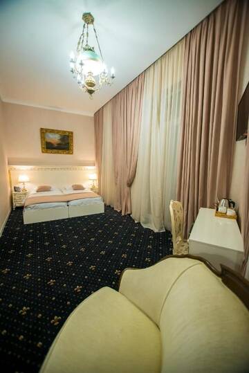 Фото номера Семейный номер с балконом Отель Royal Hotel г. Тбилиси 4