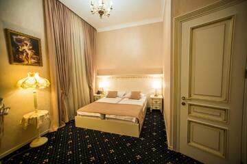 Фото номера Двухместный номер Делюкс с 2 отдельными кроватями Отель Royal Hotel г. Тбилиси 3