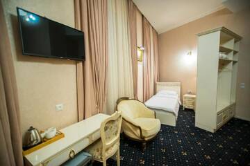 Фото номера Семейный номер с балконом Отель Royal Hotel г. Тбилиси 6