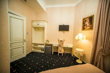 Фото номера Двухместный номер Делюкс с 2 отдельными кроватями Отель Royal Hotel г. Тбилиси 2