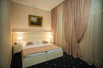 Фото номера Семейный номер с балконом Отель Royal Hotel г. Тбилиси 5