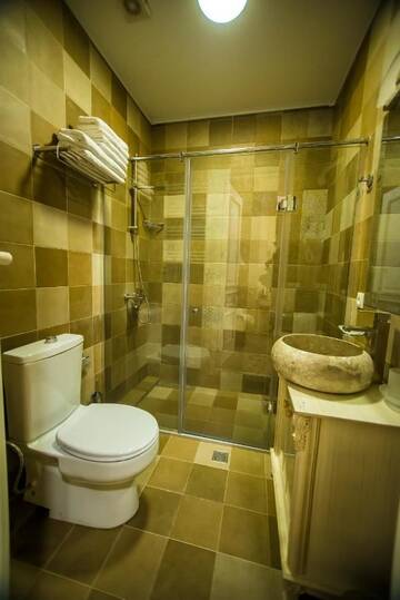 Фото номера Просторный двухместный номер с 2 отдельными кроватями Отель Royal Hotel г. Тбилиси 2